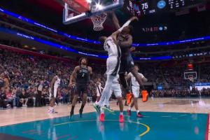 这比赛过瘾啊！过瘾！杜伦接球无惧文班隔扣2+1！